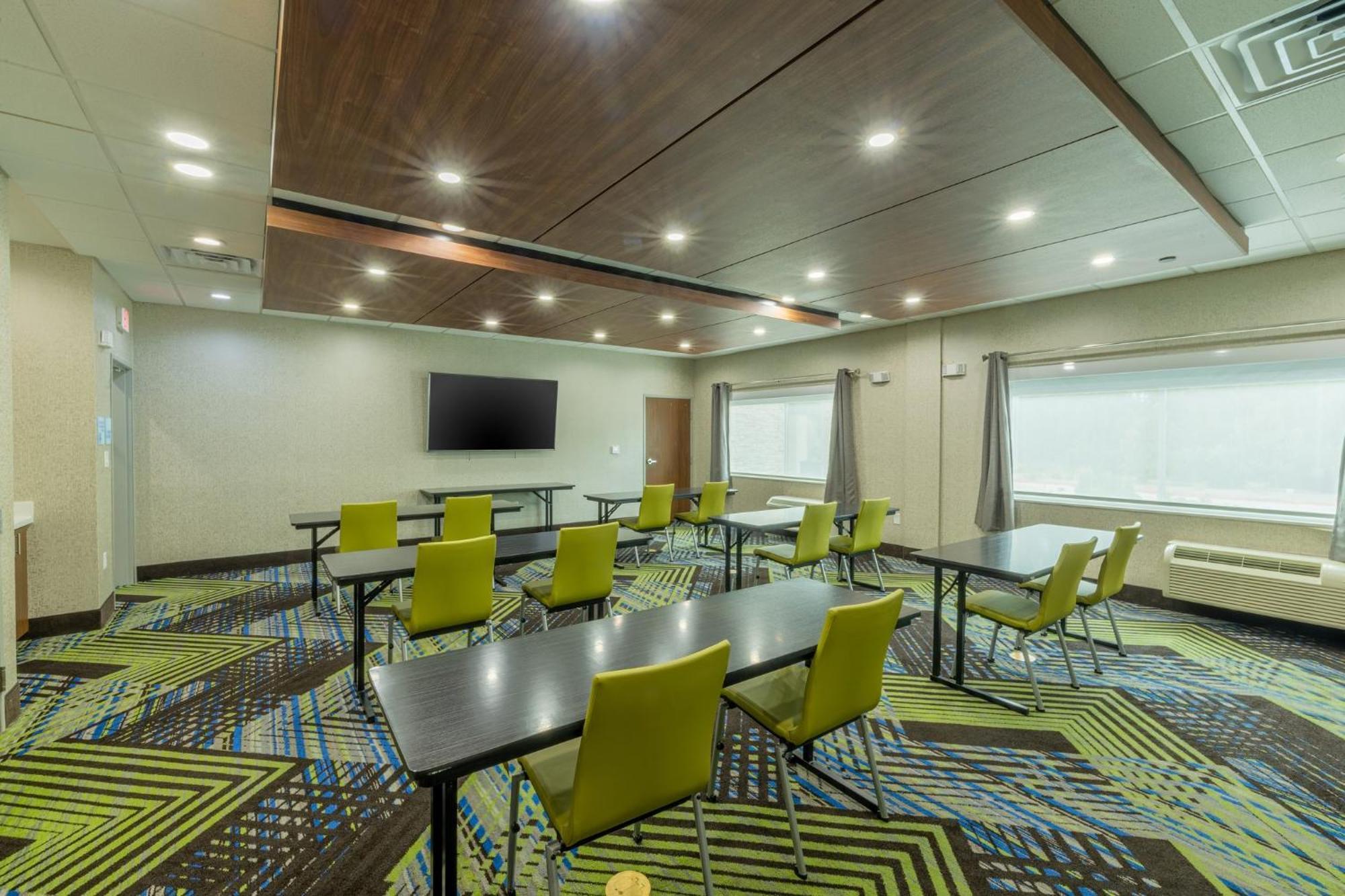 Holiday Inn Express & Suites - Lindale By Ihg Exterior foto